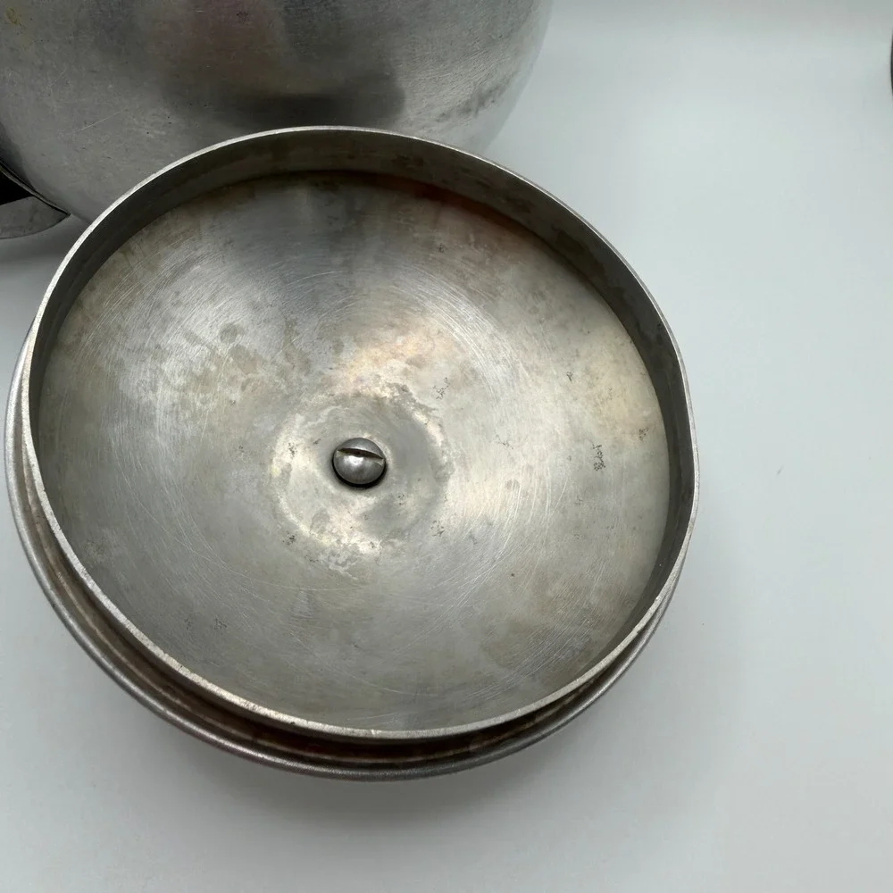 Vintage Mirro Aluminum Teapot Round‎ Silver Tone Tea Pot 1-1/2 qt. USA MCM